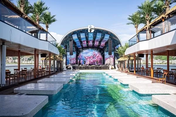 ハロン湾クルーズプレミアム日帰りツアードルフィンデイクルーズ・スンソット洞窟、ティートップ（日本語ガイド付き）ハロン湾水上リゾート・ハロン湾でカヤック体験・ハロン湾日帰りツアー